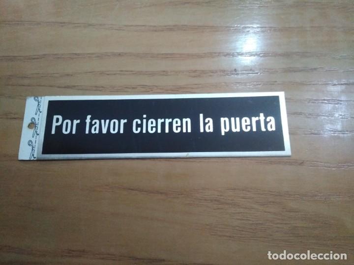 Autocolantes de cole&ccedil;&atilde;o: Se&ntilde;al de - Por favor cierren la puerta ( Met&aacute;lica y Adhesiva) - 16,5 x 4,5 cm