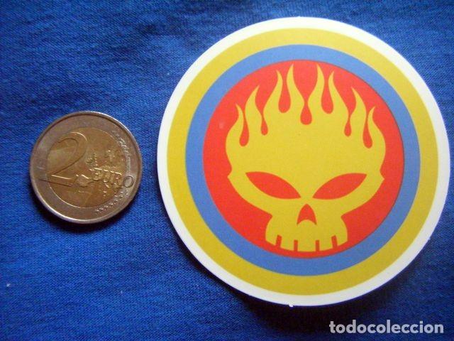 Autocollants de collection: PEGATINA THE OFFSPRING CALAVERA ARDIENDO GRANDE AMARILLA SMASH STICKER