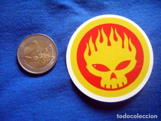 Sammlung von Aufklebern: PEGATINA THE OFFSPRING CALAVERA ARDIENDO MINI AMARILLA SMASH STICKER
