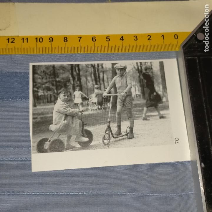 Collection stickers: PEGATINA CROMO ADHESIVO - TROQUELADA - triciclo y patinete, ni&ntilde;os jugando