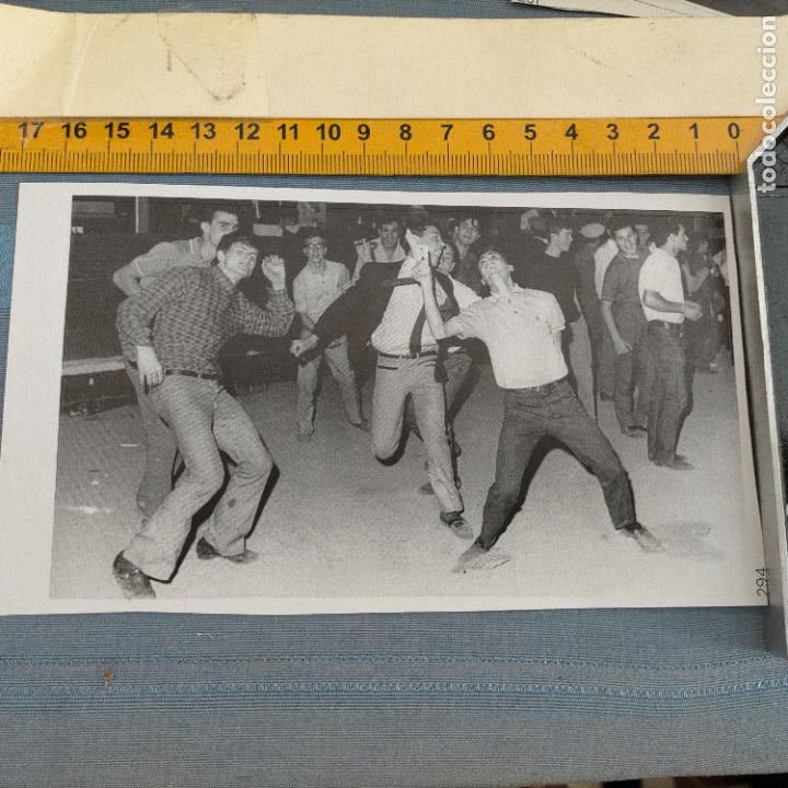 Adesivi di collezione: PEGATINA CROMO ADHESIVO - TROQUELADA - BEATLEMANIA JOVENES BAILANDO THE BEATLES CONCIERTO MADRID 65