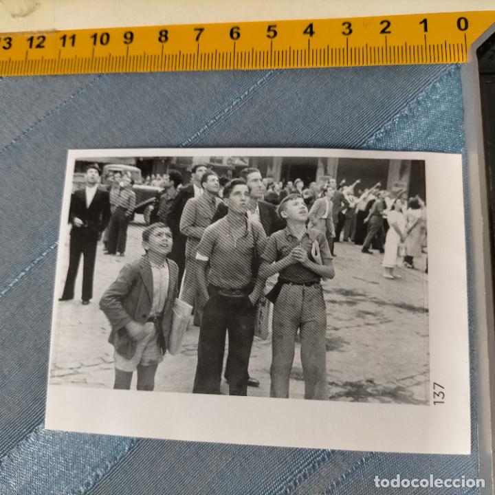 Sammlung von Aufklebern: PEGATINA CROMO ADHESIVO - TROQUELADA - A&Ntilde;OS DE GUERRA MIRANDO AL CIELO PARA VER LOS AVIONES