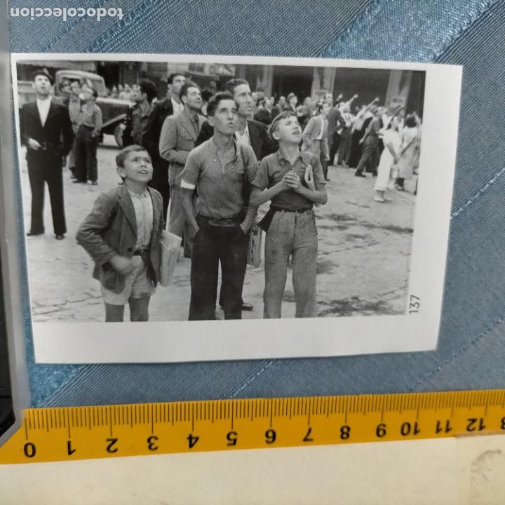 Adesivi di collezione: PEGATINA CROMO ADHESIVO - TROQUELADA - A&Ntilde;OS DE GUERRA MIRANDO AL CIELO PARA VER LOS AVIONES