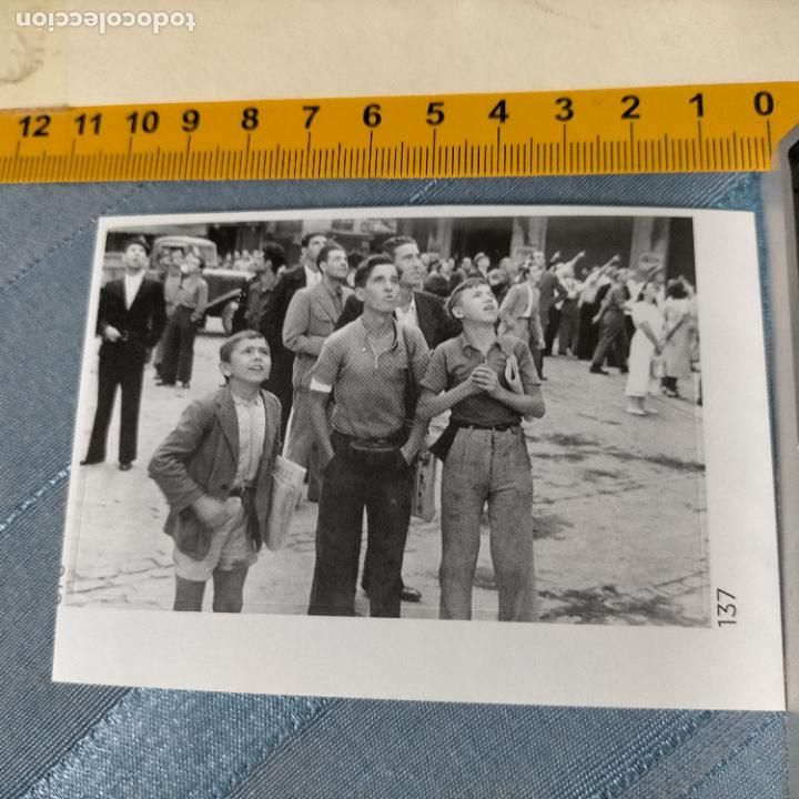 Autocolantes de cole&ccedil;&atilde;o: PEGATINA CROMO ADHESIVO - TROQUELADA - A&Ntilde;OS DE GUERRA MIRANDO AL CIELO PARA VER LOS AVIONES