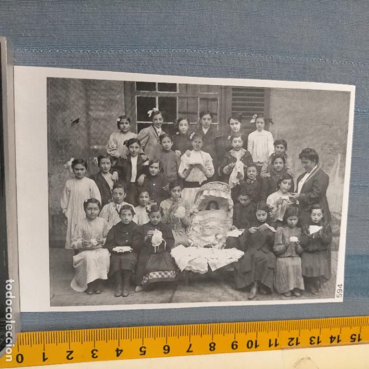 Collection stickers: PEGATINA CROMO ADHESIVO - TROQUELADA - FOTO DE GRUPO FAMILIAR NI&Ntilde;OS ESCUELA EN EL CENTRO UNA MU&Ntilde;ECA