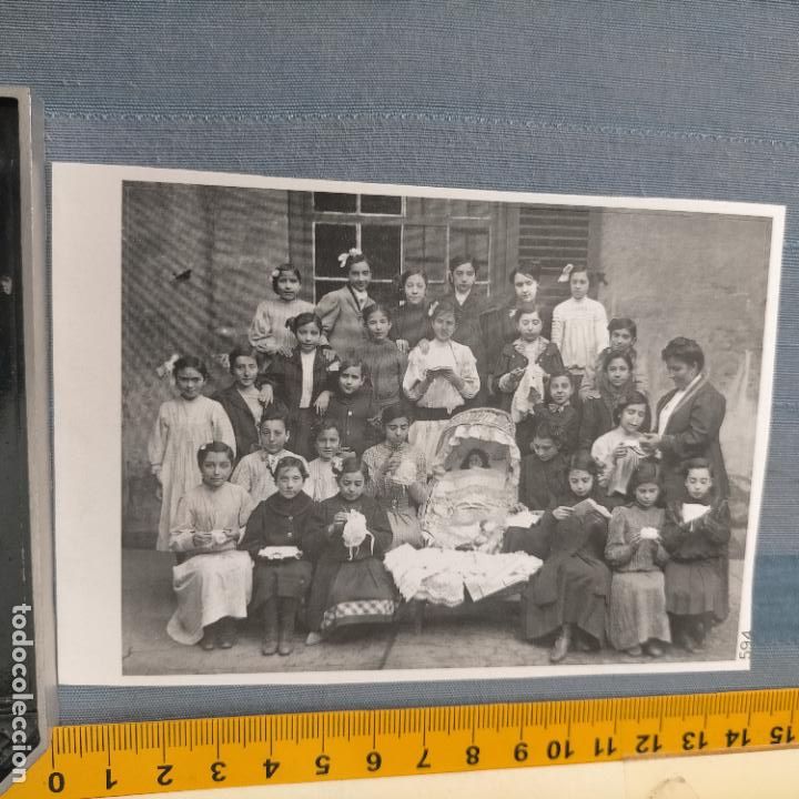 Collection stickers: PEGATINA CROMO ADHESIVO - TROQUELADA - FOTO DE GRUPO FAMILIAR NI&Ntilde;OS ESCUELA EN EL CENTRO UNA MU&Ntilde;ECA