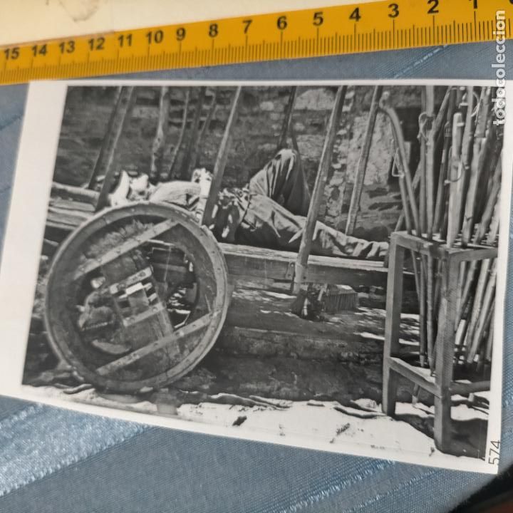 Pegatinas de colecci&oacute;n: PEGATINA CROMO ADHESIVO - TROQUELADA - VENDEDOR BASTONES DURMIENDO CAMINO DE SANTIAGO LUGO CEBREIRO