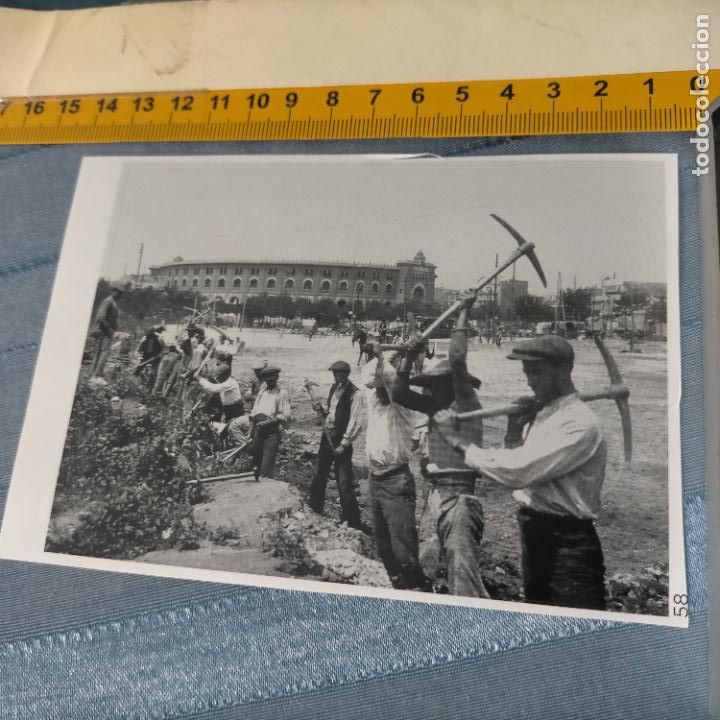 Autocollants de collection: PEGATINA CROMO ADHESIVO - TROQUELADA - OBREROS PLAZA DE LAS ARENAS MADRID PICO Y PALA