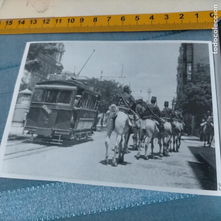 Pegatinas de colecci&oacute;n: PEGATINA CROMO ADHESIVO - TROQUELADA - huelga 1917 apedrean un tranvia sale patrulla caballeria