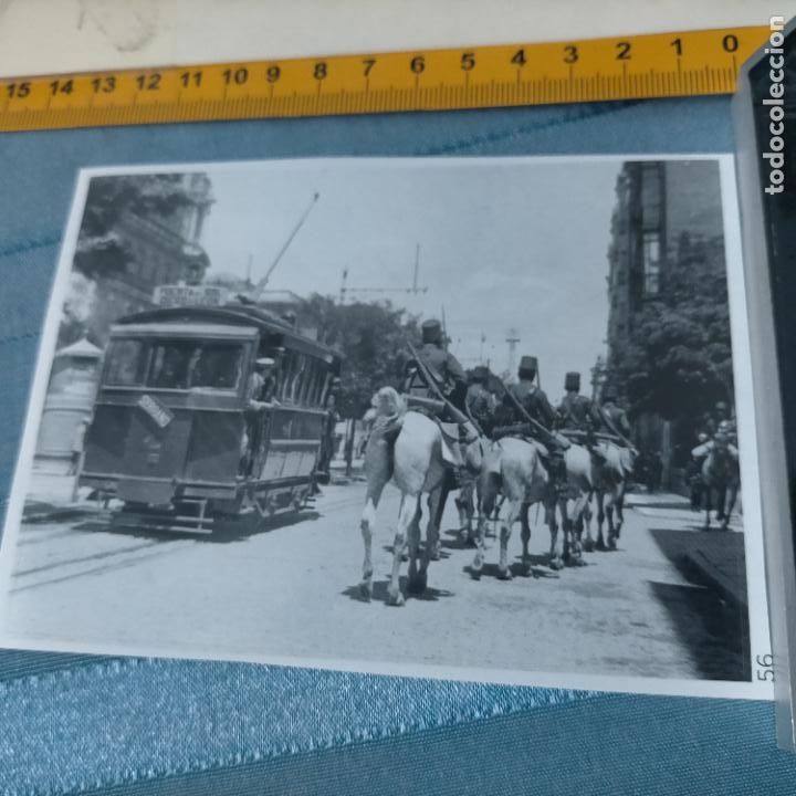 Pegatinas de colecci&oacute;n: PEGATINA CROMO ADHESIVO - TROQUELADA - huelga 1917 apedrean un tranvia sale patrulla caballeria