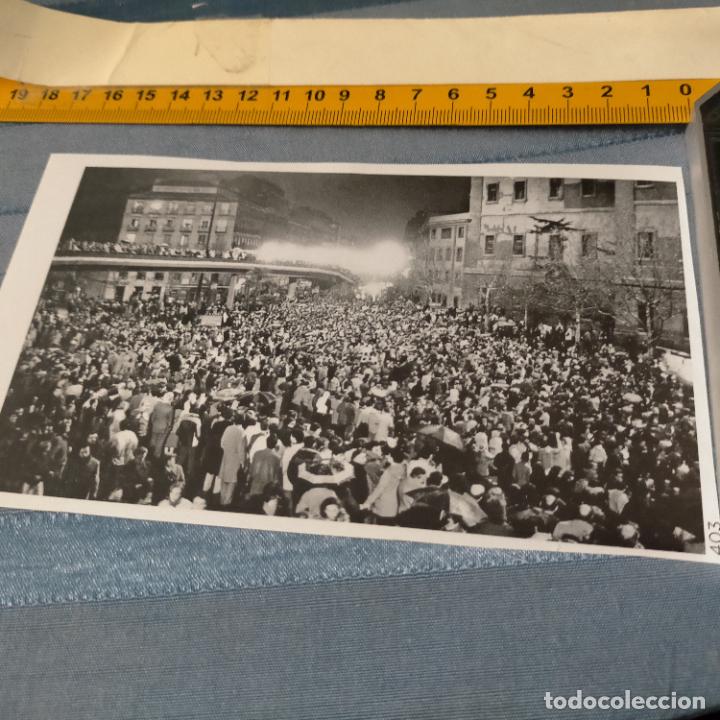 Autocollants de collection: PEGATINA CROMO ADHESIVO - TROQUELADA - manifestacion por la democracia y la constitucion 24f 1981