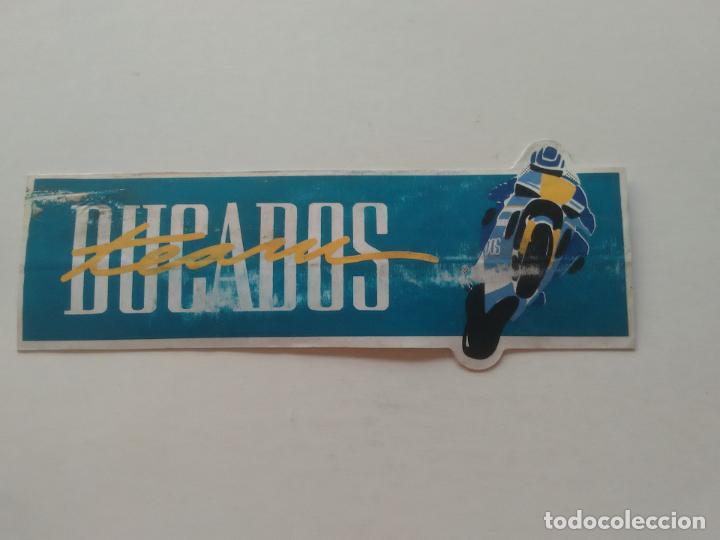 Autocollants de collection: ANTIGUA PEGATINA PUBLICIDAD DUCADOS TEAM MOTOS MOTOCICLISMO MIDE 12,6 X 3,8 CM