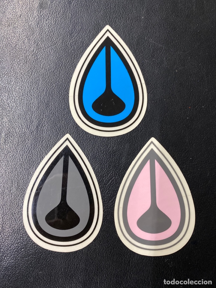 Collection stickers: PEGATINA BLANCA. Azul, rosa y negra.
