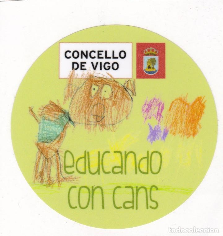 Pegatinas de colecci&oacute;n: PEGATINA CONCELLO DE VIGO. EDUCANDO CON CANS - Foto 1