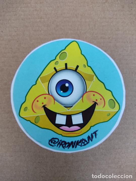 Pegatinas de colecci&oacute;n: ADHESIVO PEGATINA PUBLICIDAD IRONKANT TIPO CARA BOB ESPONJA, MIDE 7,9 CM DE DI&Aacute;METRO