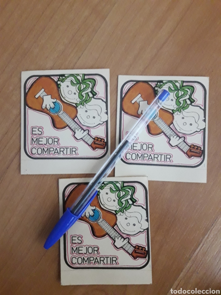 Sammlung von Aufklebern: TRES PEGATINAS ES MEJOR COMPARTIR. D&Eacute;CADA 1970