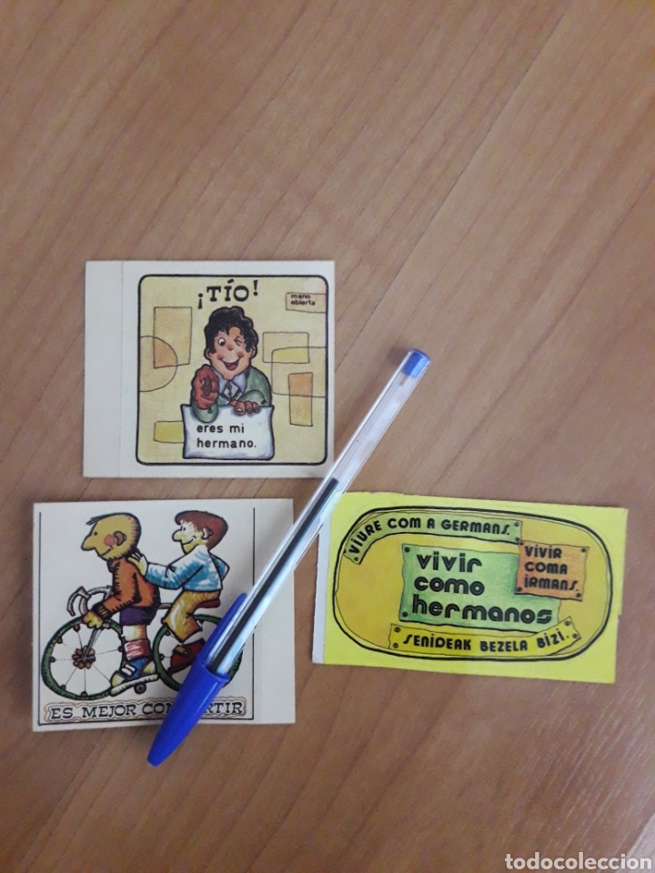Sammlung von Aufklebern: TRES PEGATINAS VIVIR COMO HERMANOS Y ES MEJOR COMPARTIR . D&Eacute;CADA 1970