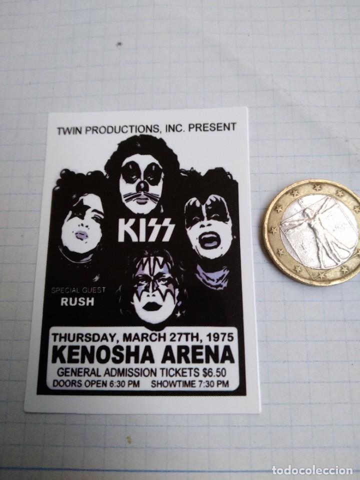 Pegatinas de colecci&oacute;n: PEGATINA STICKER 6X8CM-KISS-KENOSHAVARENA 1975-ROCK-MUSICA