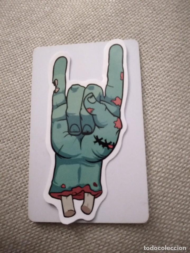 Pegatinas de colecci&oacute;n: PEGATINA STICKER-MANO ZOMBIE CUERNOS-ROCK-MUSICA-