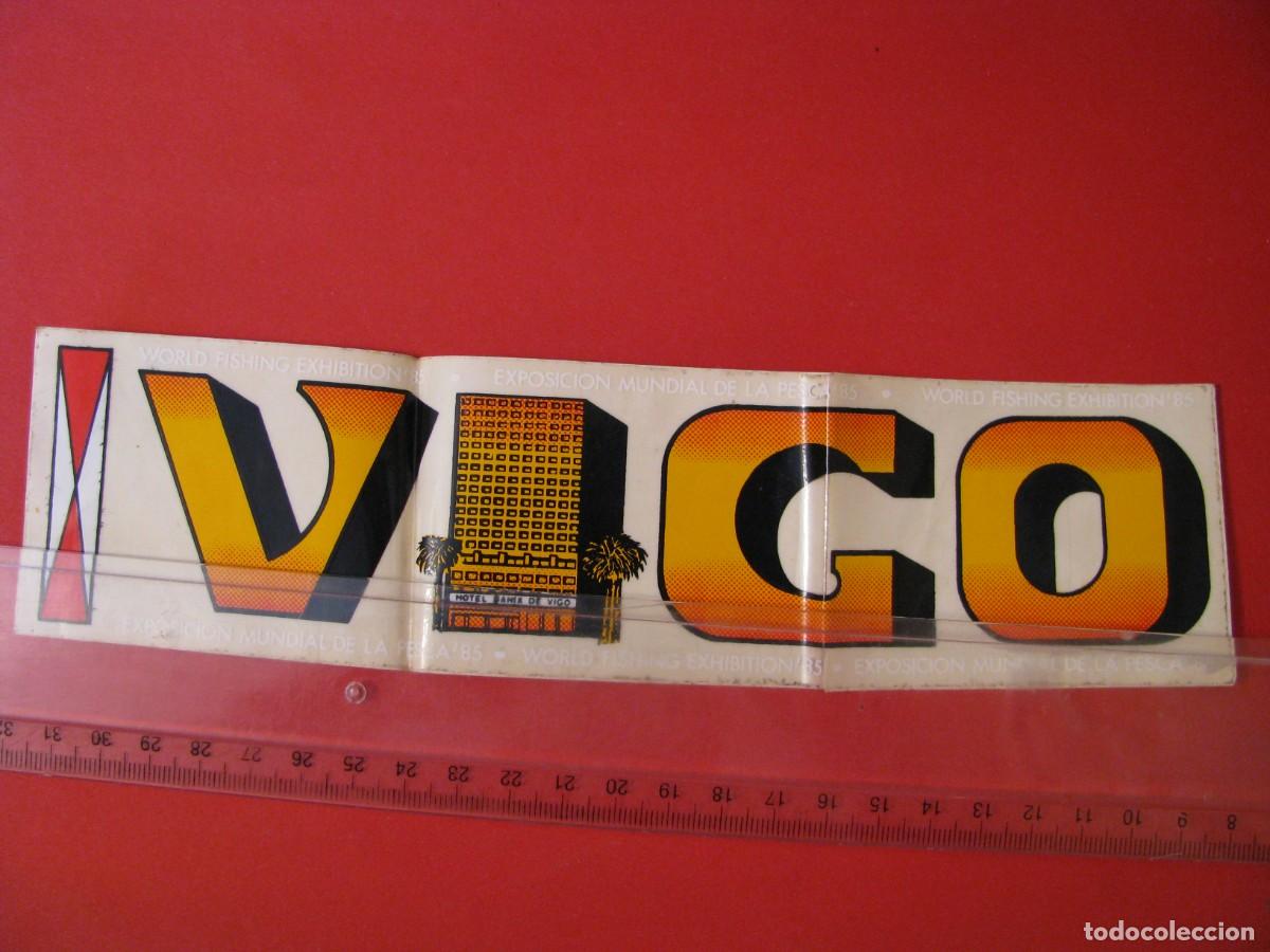 Pegatinas de colecci&oacute;n: PEGATINA VIGO. WORLD FISHING EXHIBITION. EXPOSICION MUNDIAL DE LA PESCA. 1985. 24X6 CM.