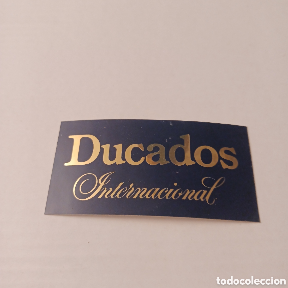 Pegatinas de colecci&oacute;n: Pegatina Adhesivo a&ntilde;os 80 publicidad tabaco Ducados Internacional 8x4 cm