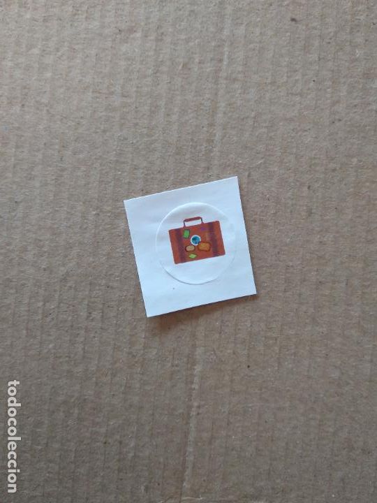Pegatinas de colecci&oacute;n: MINI PEGATINA QUE ERAN DE PUBLICIDAD DE LA CAIXA MALETA MIDE APROXIMADAMENTE 3CM X 3CM