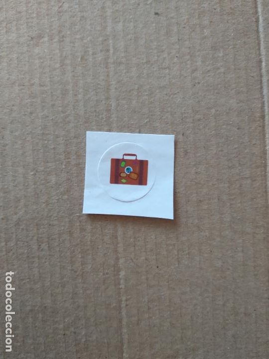 Pegatinas de colecci&oacute;n: MINI PEGATINA QUE ERAN DE PUBLICIDAD DE LA CAIXA MALETA MIDE APROXIMADAMENTE 3CM X 3CM