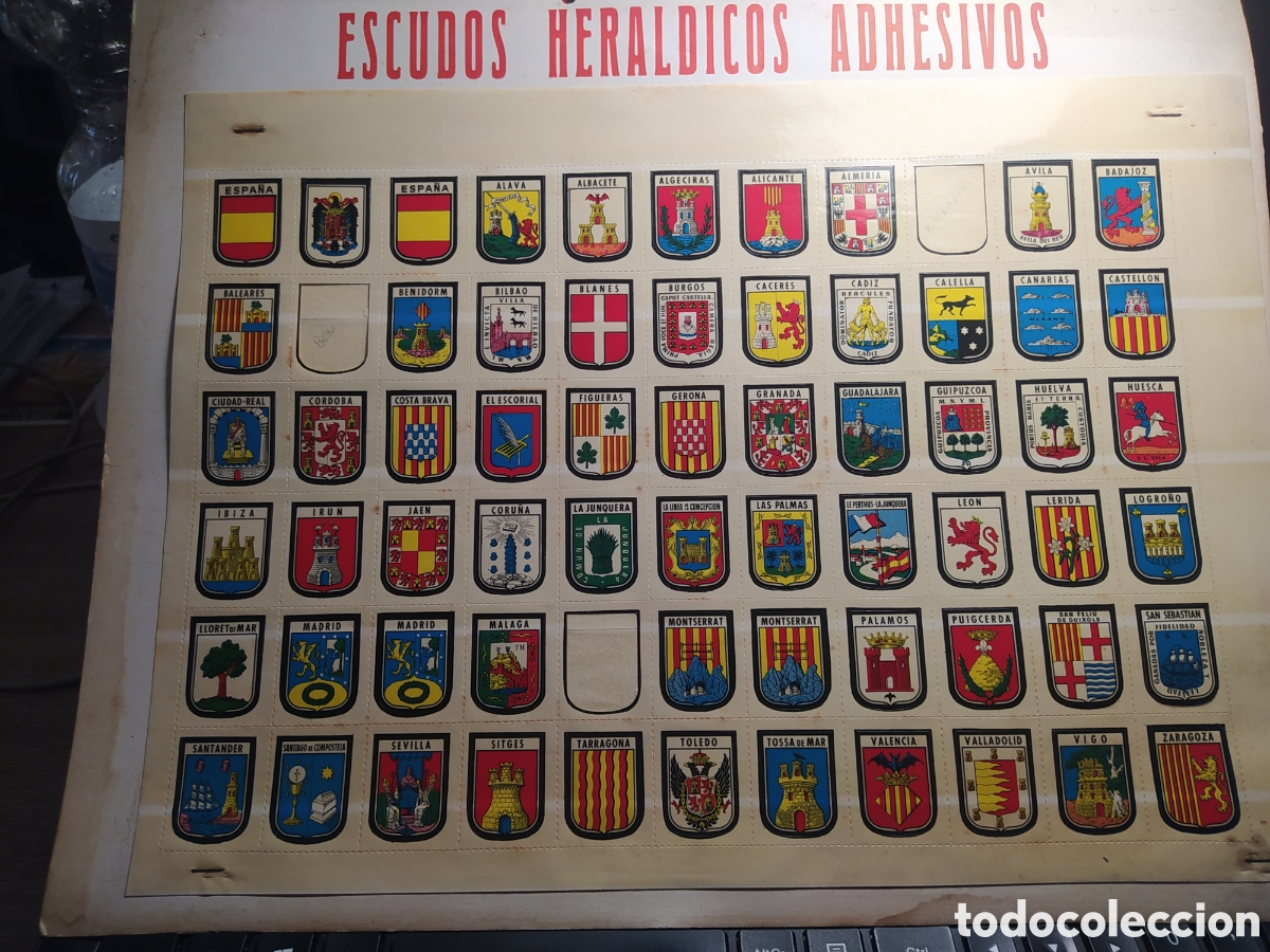 Pegatinas de colecci&oacute;n: PANEL DE ESCUDOS HERALDICOS ADHESIVOS. ORIGINAL A&Ntilde;OS 70. 66 ESCUDOS EN TOTAL. FALTAN TRES.