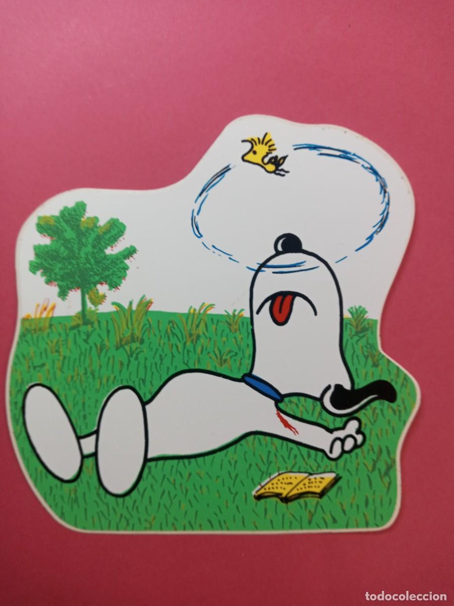 Pegatinas de colecci&oacute;n: Adhesivo pegatina (NUEVO) de Snoopy, grogui estirado en la hierba con Woodstock (10x10 cm)