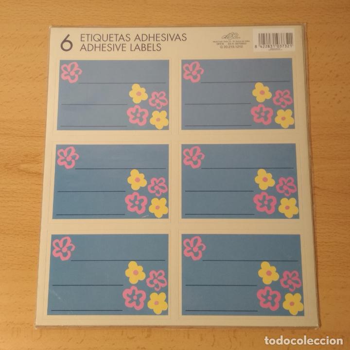 Pegatinas de colecci&oacute;n: 6 etiquetas adhesivas colegio. Flores amarillas y rosas fondo azul. Marca Dis2. Pegatina para nombre