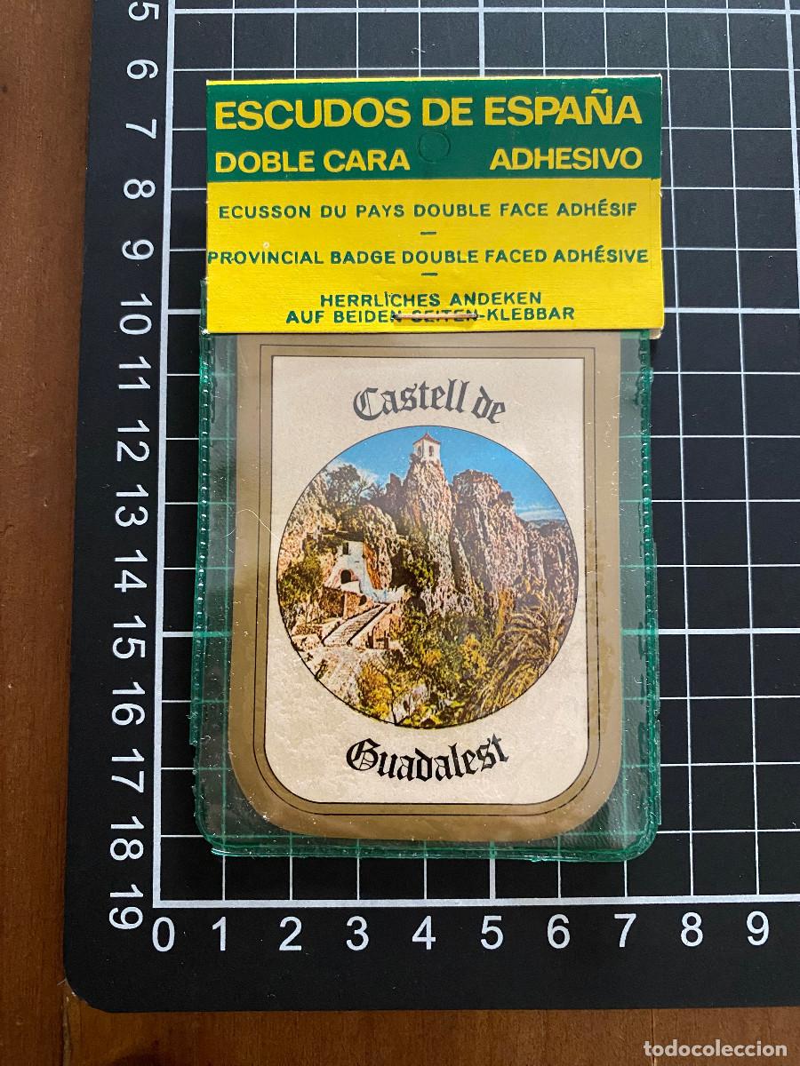 Sammlung von Aufklebern: ANTIGUA PEGATINA SOUVENIR ESCUDOS DE ESPA&Ntilde;A CASTELL DE GUADALEST SIN ABRIR CON FUNDA PLASTICO