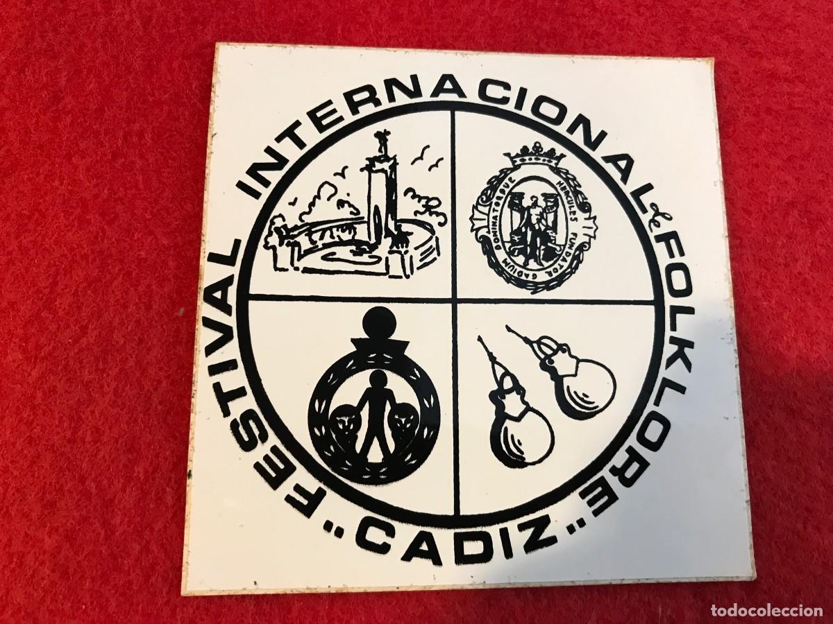 Autocollants de collection: PEGATINA. FESTIVAL INTERNACIONAL DE FOLKLORE. C&Aacute;DIZ. 10 X 10,5CM