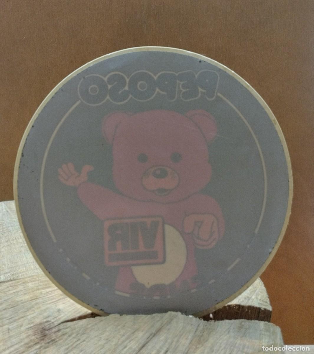 Autocolantes de cole&ccedil;&atilde;o: Pegatina de Oso Peposo. VIR. Se Vende Aqu&iacute; de formato circular. Publicidad establecimiento.