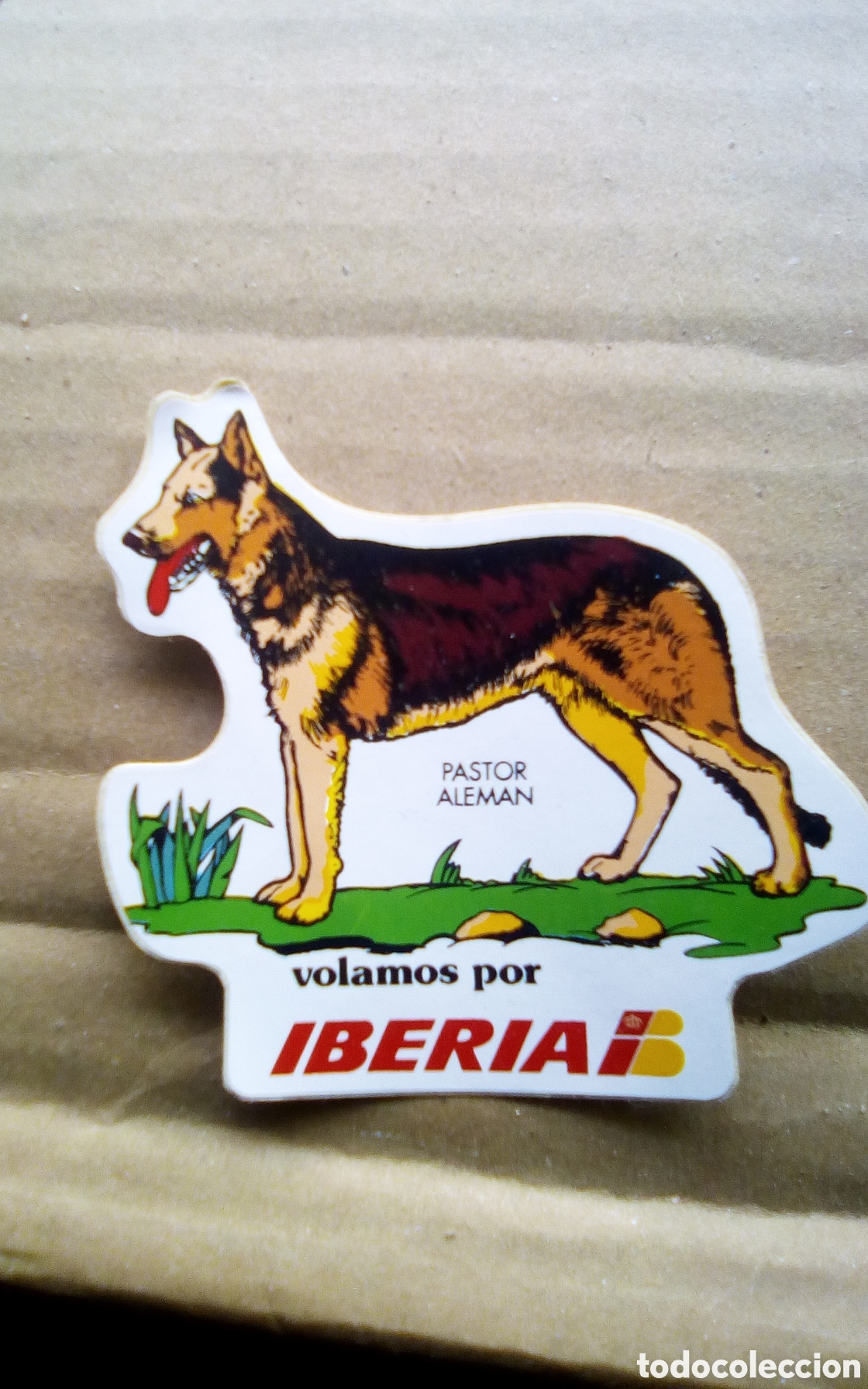 Pegatinas de colecci&oacute;n: Volamos por Iberia. Pegatina adhesiva perro pastor alem&aacute;n. Mide 7,5 cm.
