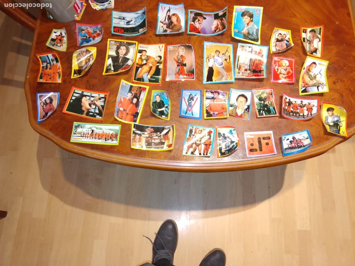 Pegatinas de colecci&oacute;n: Lote de 33 pegatinas de la serie V de tele indiscreta