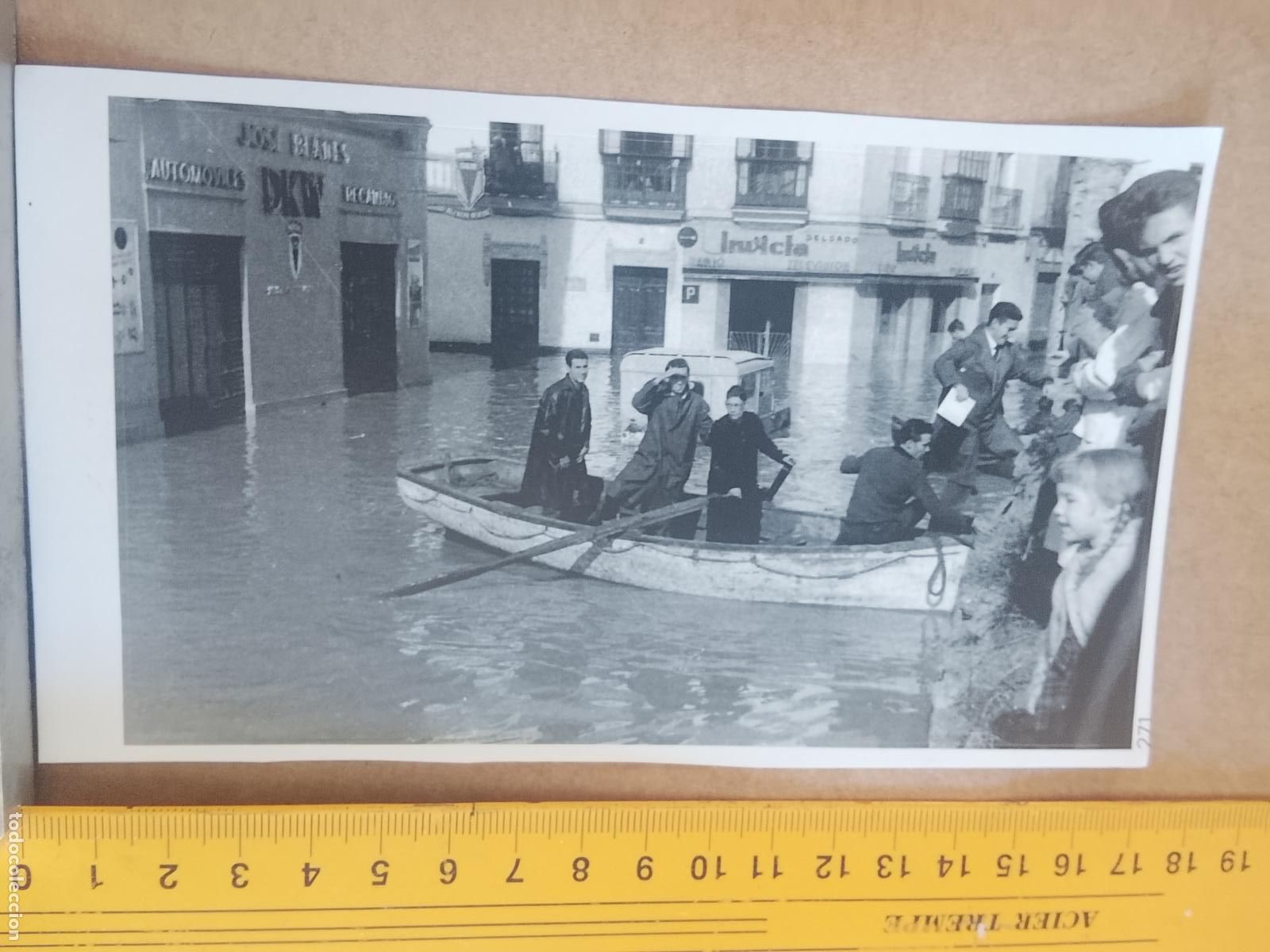 Pegatinas de colecci&oacute;n: PEGATINA CROMO ADHESIVO - TROQUELADA - inundaciones en sevilla rescate en barca 1960