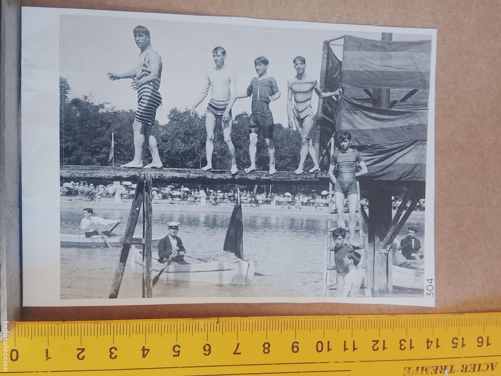 Pegatinas de colecci&oacute;n: PEGATINA CROMO ADHESIVO - TROQUELADA - ba&ntilde;adores estanque del retiro madrid 1908 jugando a la cuca&ntilde;a