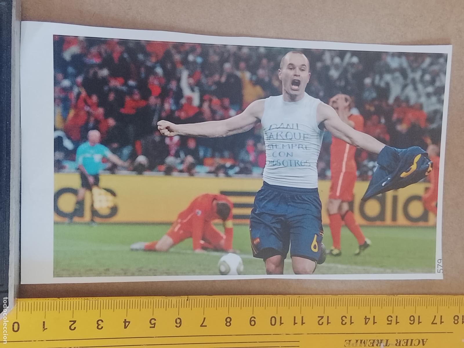 Pegatinas de colecci&oacute;n: PEGATINA CROMO ADHESIVO - TROQUELADA - FUTBOL SELECCION ESPA&Ntilde;OLA INIESTA DANI JARQUE DEDICADO