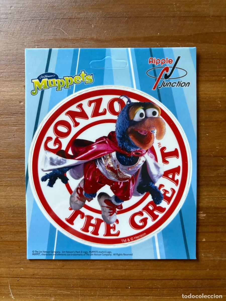 Pegatinas de colecci&oacute;n: ANTIGUA PEGATINA MUPPETS GONZO JIM HENSON 10.5 CMS DE DIAMETRO NUEVA Y SIN USO