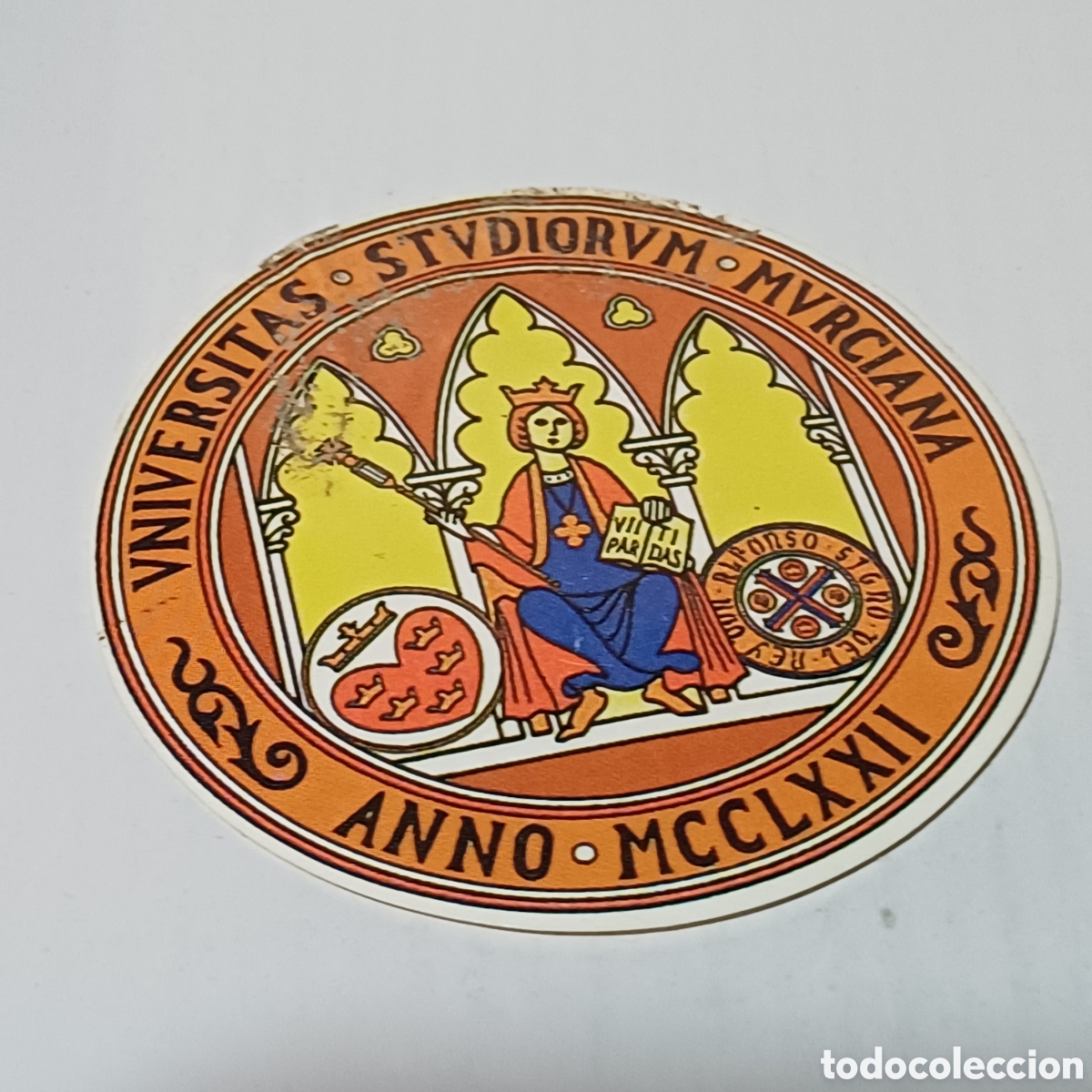 Pegatinas de colecci&oacute;n: Pegatina Adhesivo a&ntilde;o 1982 Universitas studiorum Murcia universidad 8 cm diametro