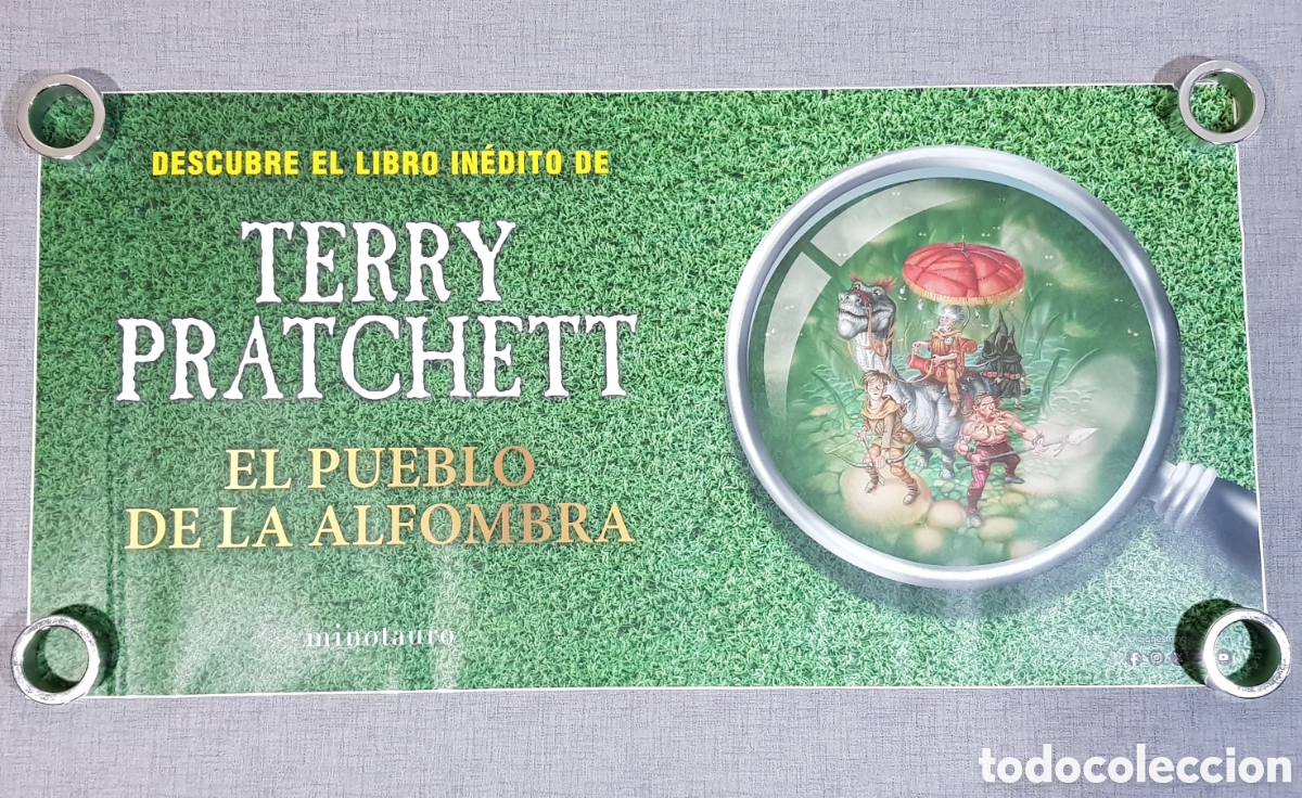 Pegatinas de colecci&oacute;n: PEGATINA GRAN TAMA&Ntilde;O EL PUEBLO DE LA ALFOMBRA TERRY PRATCHETT ED MINOTAURO PUBLICIDAD PARA LIBRER&Iacute;AS