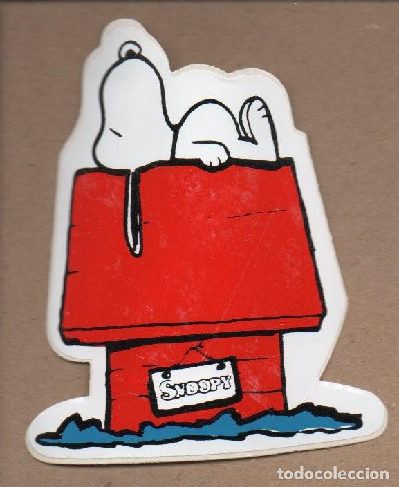 Sammlung von Aufklebern: ANTIGUA PEGATINA DE SNOOPY - DURMIENDO ENCIMA DE LA CASETA 11 X 8,8 CM. SIN PEGAR.