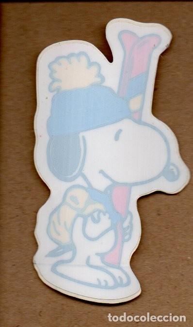 Pegatinas de colecci&oacute;n: ANTIGUA PEGATINA DE SNOOPY - CON ESQUI. 5,5 X 10 CM. SIN PEGAR.