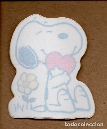 Sammlung von Aufklebern: ANTIGUA PEGATINA DE SNOOPY - CON CORAZON Y FLOR. 7,3 X 6,5 CM. SIN PEGAR.