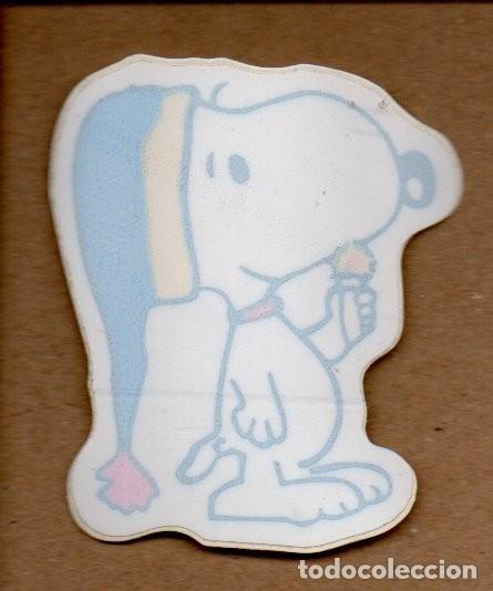 Sammlung von Aufklebern: ANTIGUA PEGATINA DE SNOOPY - CON VELA Y GORRO DE DORMIR. 7,5 X 6,5 CM. SIN PEGAR.