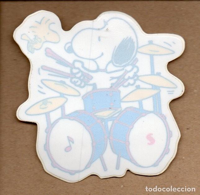 Sammlung von Aufklebern: ANTIGUA PEGATINA DE SNOOPY - CON LA BATERIA. 10 X 9,5 CM. SIN PEGAR.