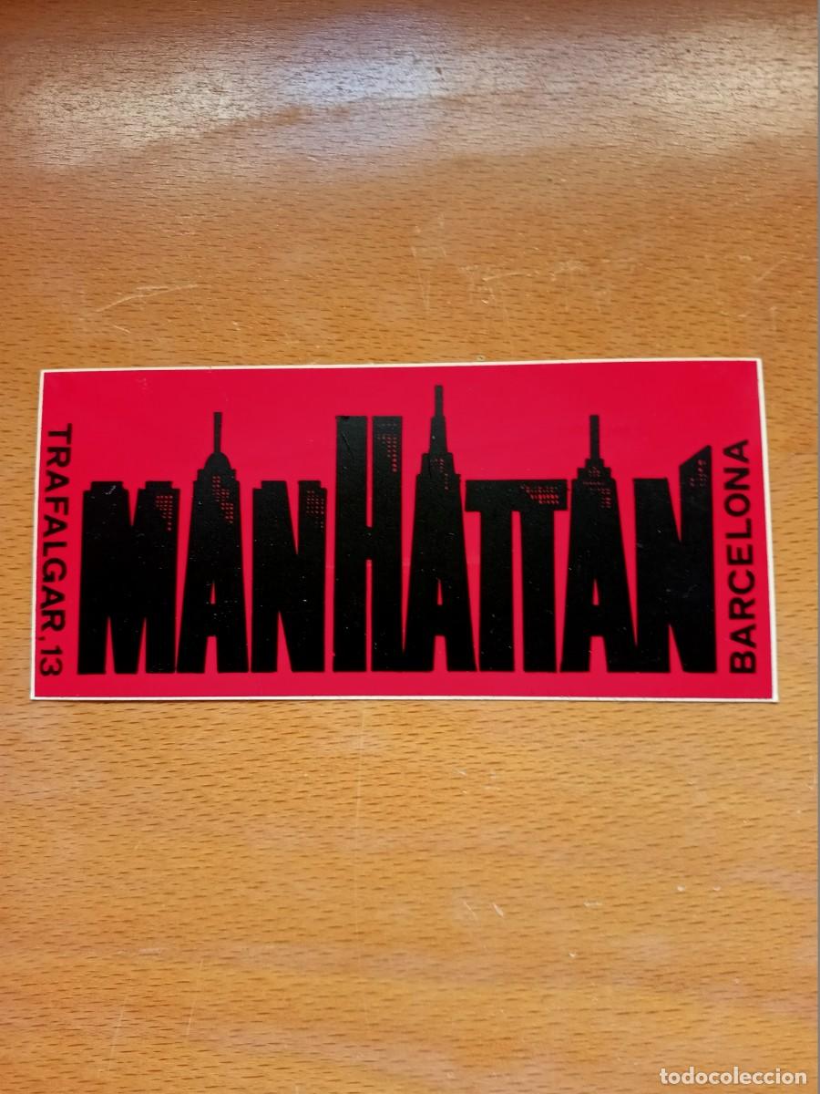 Pegatinas de colecci&oacute;n: ADHESIVO DEL ESTUDIO MUSICAL MANHATTAN DE TRAFALGAR 13 DE BARCELONA DE 12'5 X 6 CM