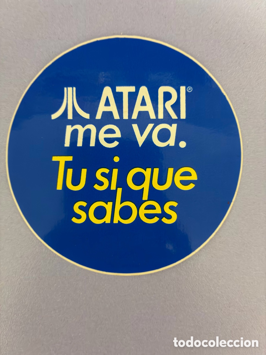 Pegatinas de colecci&oacute;n: Antigua pegatina circular Atari &rdquo;Atari me va. T&uacute; s&iacute; que sabes&rdquo; - Retro Inform&aacute;tica / Videojuegos.