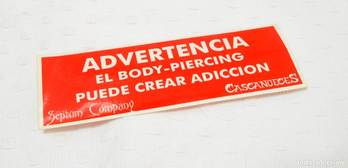 Pegatinas de colecci&oacute;n: Pegatina roja rectangular &laquo;ADVERTENCIA: EL BODY-PIERCING PUEDE CREAR ADICCION 15x5,3 cm.