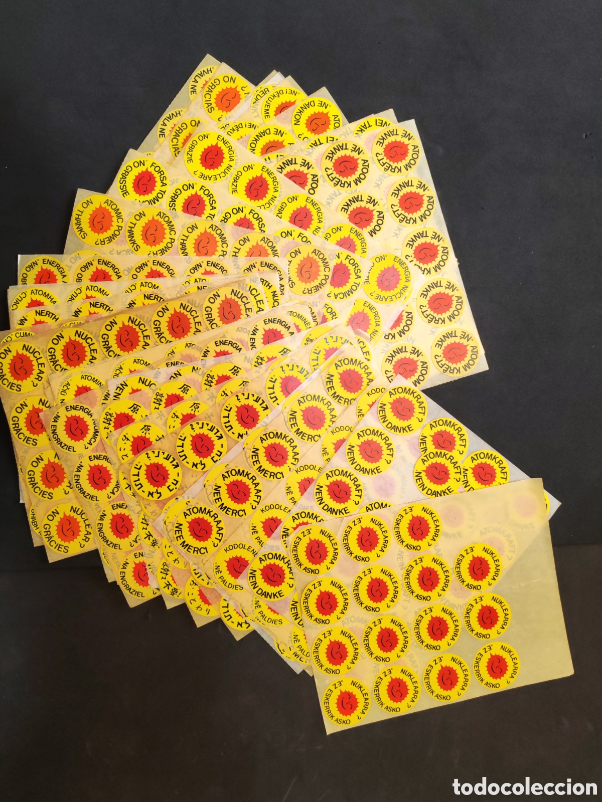 Pegatinas de colecci&oacute;n: Enerme lote de pegatinas antinucleares &rdquo;Nuclear no gracias&rdquo; en 38 idiomas diferentes, 750 pegatinas.
